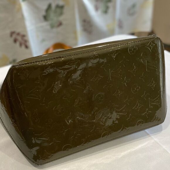 Louis Vuitton Bellevue Handbag Monogram Vernis PM Green - Picture 6 of 11